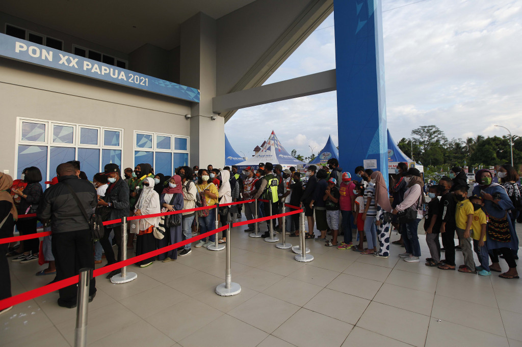 Antrean panjang masyarakat yang akan menonton pertandingan di Venue Aquatik di Kompleks Olahraga Kampung Harapan, Kabupaten Jayapura, Papua, Senin, 11 Oktober 2021.