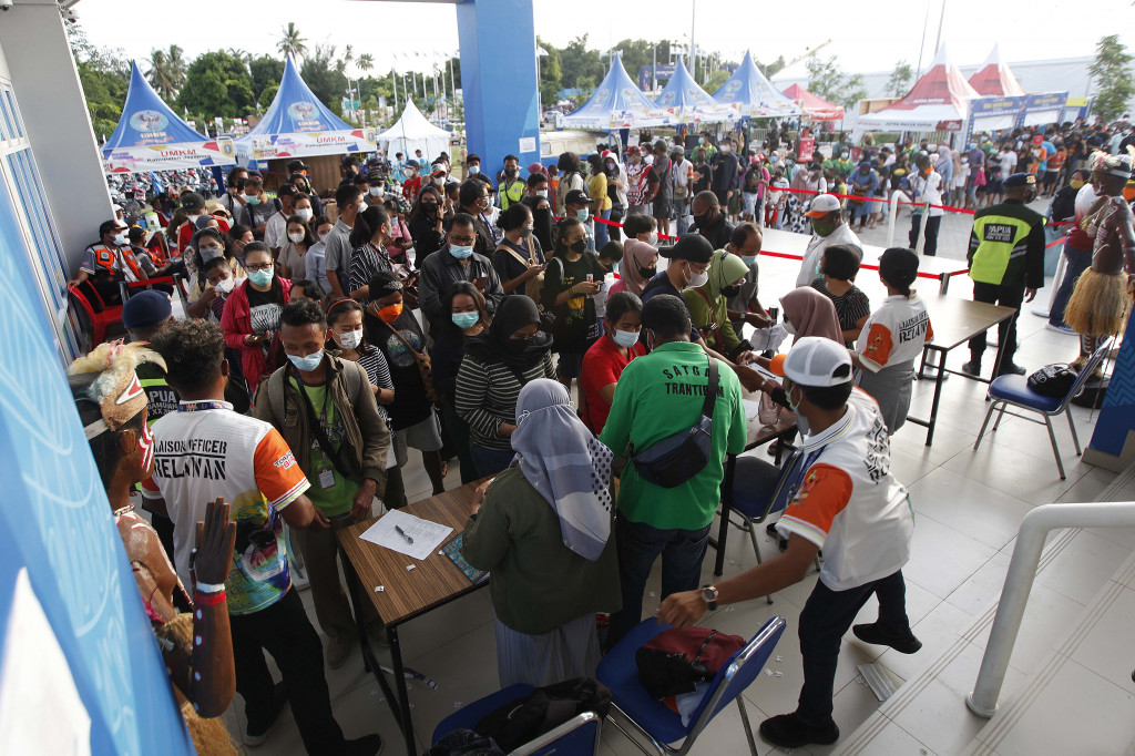 Penonton yang akan masuk wajib menujukkan surat vaksin agar dapat masuk ke stadion serta kapasitas kursi dibatasi sehingga pengunjung yang tidak kebagian tempat harus menunggu giliran di luar.