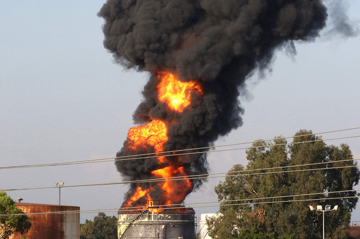 Sebuah tangki penyimpanan bahan bakar utama di Lebanon selatan pada Senin, 11 Oktober 2021, terbakar hebat. Kebakaran ini menambah kekhawatiran warga Lebanon mengenai pasokan bahan bakar.