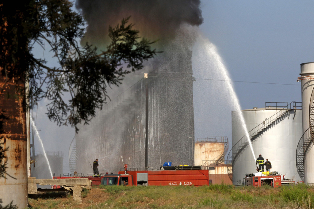 Setidaknya 15 truk pemadam kebakaran tiba di fasilitas minyak. Petugas pemadam kebakaran berusaha memadamkan api sambil menyejukkan sekitar tangki untuk mencegah api menyebar.