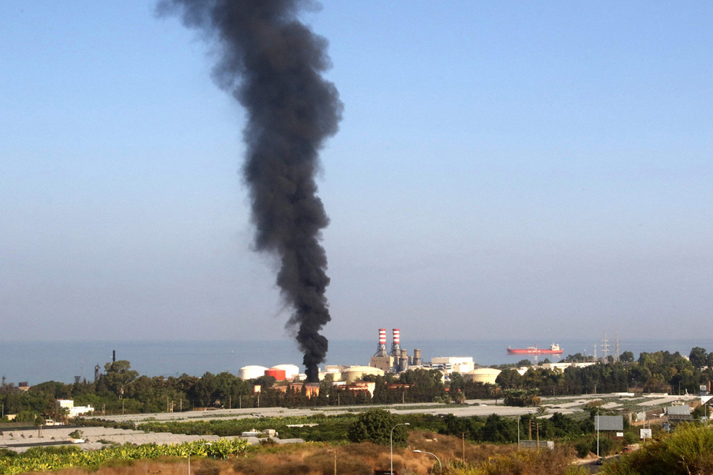 Belum ada laporan mengenai korban tewas maupun luka di fasilitas tersebut. Sementara itu, seorang fotografer AFP melihat api besar di atas tangki yang terbakar, dengan gumpalan asap hitam mengepul ke udara.