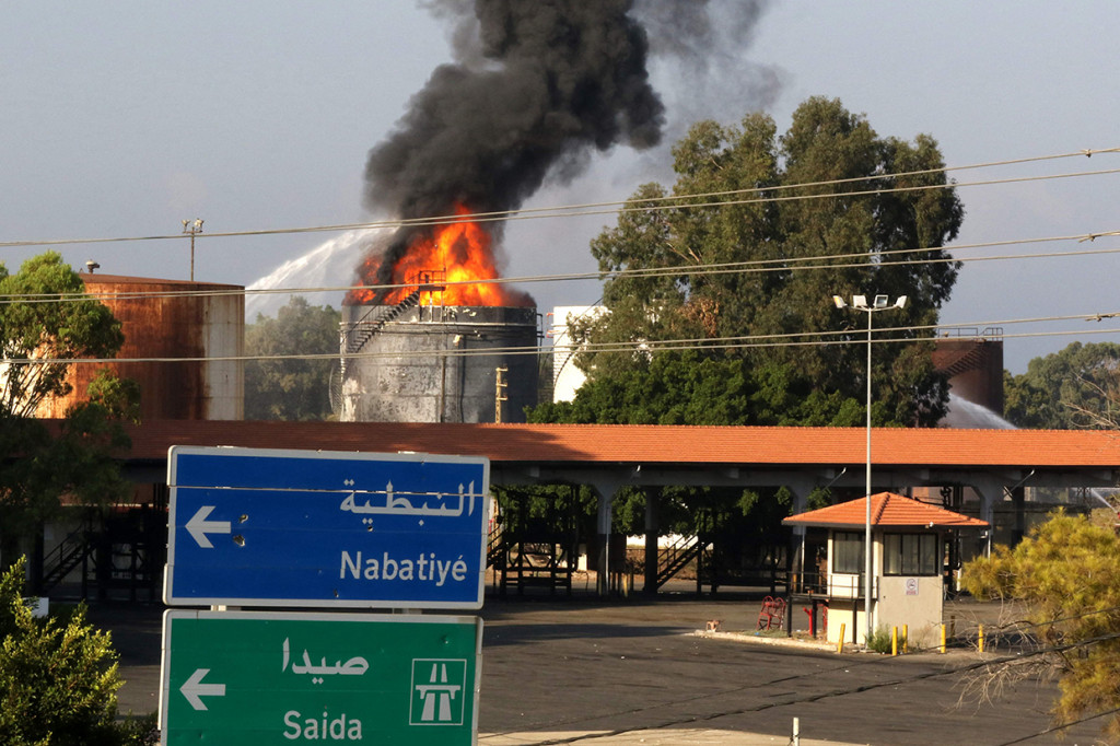 Tentara Lebanon menutup akses jalan menuju lokasi kejadian, termasuk jalan raya utama yang menghubungkan Beirut ke wilayah selatan negara itu. Petugas pemadam kebakaran bekerja keras untuk memastikan api tidak merembet ke tangki lain.