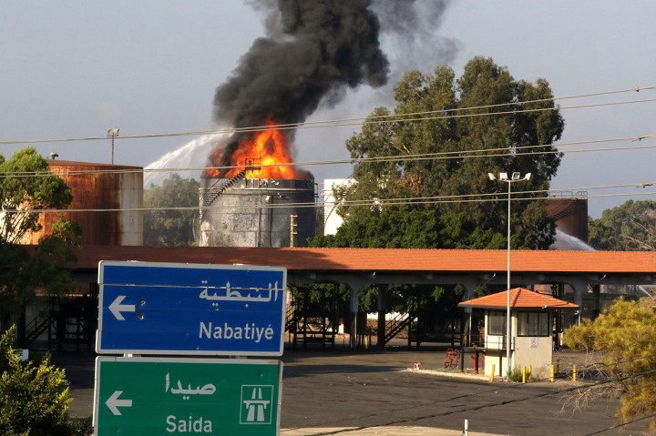 Tentara Lebanon menutup akses jalan menuju lokasi kejadian, termasuk jalan raya utama yang menghubungkan Beirut ke wilayah selatan negara itu. Petugas pemadam kebakaran bekerja keras untuk memastikan api tidak merembet ke tangki lain.
