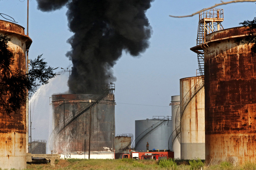 Seorang pekerja di perkebunan dekat gudang bahan bakar mendengar ledakan keras sesaat sebelum kebakaran terjadi. Kompleks Zahrani mencakup pembangkit listrik yang memasok 15 persen kebutuhan bahan bakar di Lebanon.