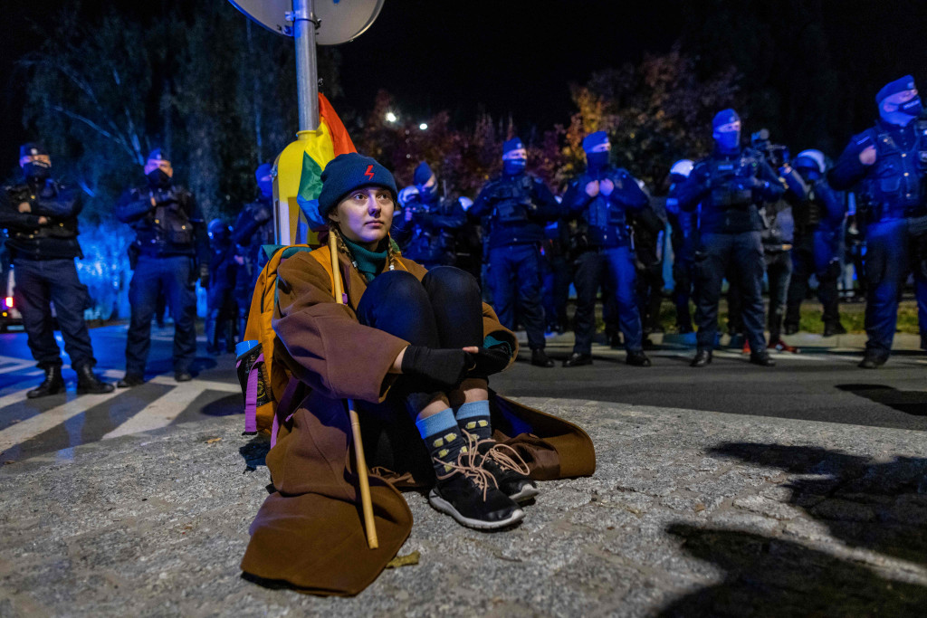 Para kritikus terhadap partai penguasa konservatif Polandia, PiS, mengatakan pengadilan itu dipenuhi sekutu-sekutunya dan oleh karena itu tidak sah. Mereka khawatir keputusan terbaru dapat menyebabkan keluarnya Polandia dari UE.