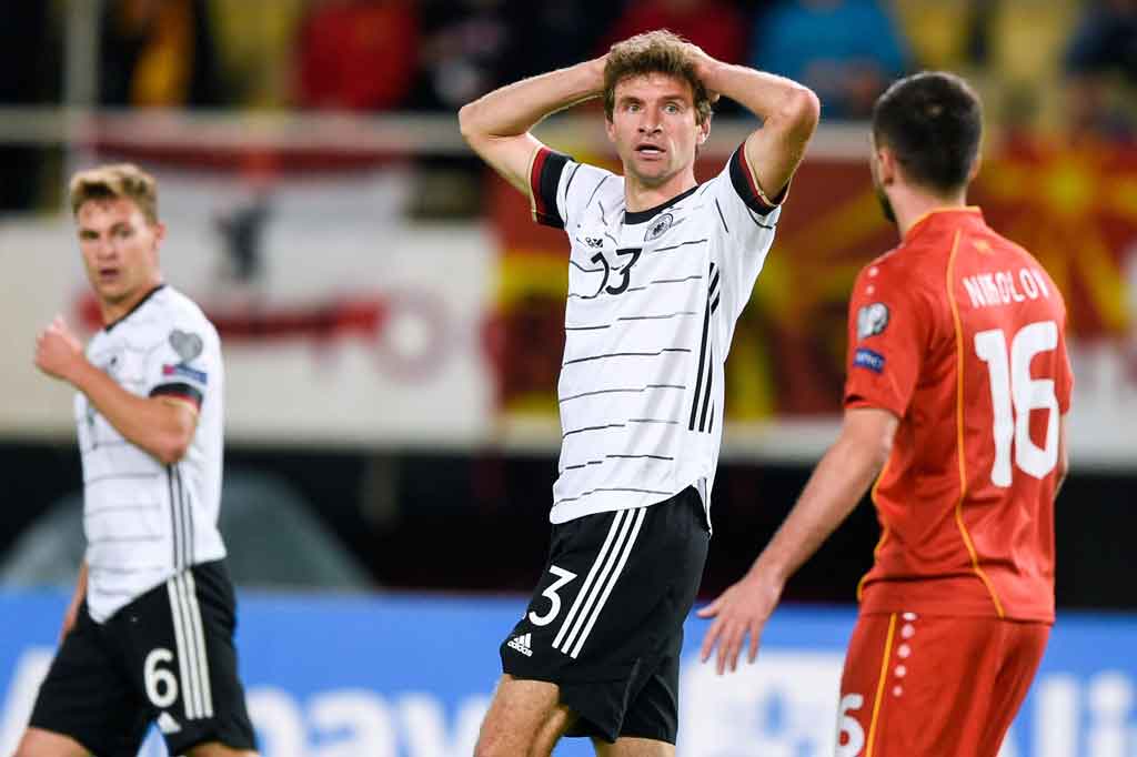 Tim tamu tampil dominan sejak awal pertandingan, tetapi masih kesulitan membongkar pertahanan lawan. Beberapa peluang tercipta namun tidak berbuah gol. Skor kacamata bertahan hingga babak pertama usai.