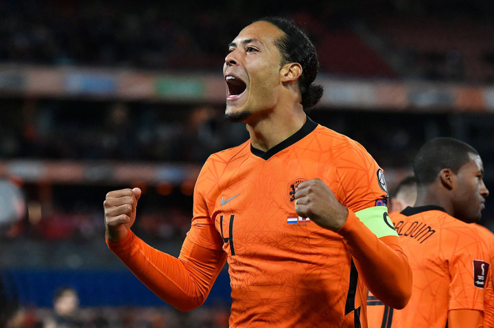Oranje tampil agresif sejak awal laga dan langsung unggul pada menit ke-9 lewat sundulan Virgil Van Dijk setelah meneruskan sepak pojok Memphis Depay. Skor 1-0 untuk tuan rumah.