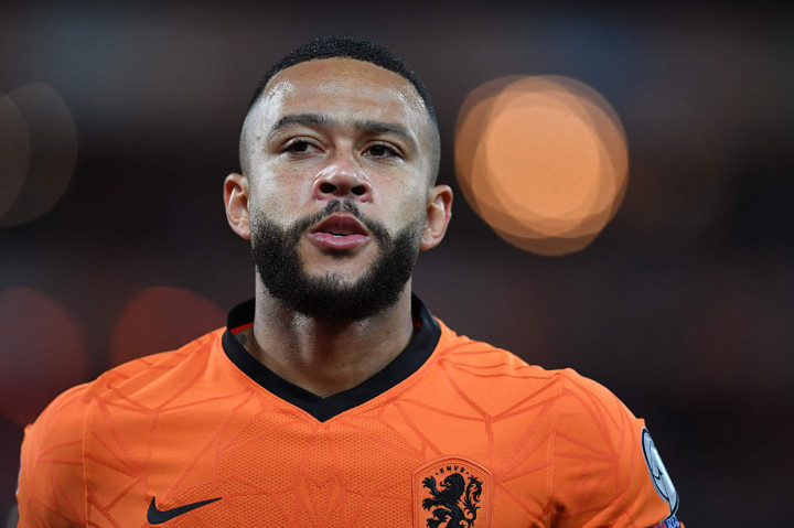 Pada menit ke-18, Belanda mendapat hadiah penalti setelah Graeme Torrilla melakukan handball di kotak terlarang. Sayang, eksekusi penalti Depay masih bisa dimentahkan kiper Bradley Banda.