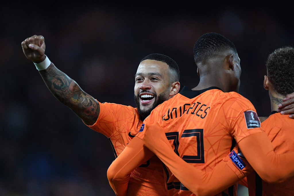 Dua menit berselang, Depay menebus kegagalannya dengan mencetak gol mudah dari jarak dekat usai menerima umpan Davy Klaassen. Belanda pun memimpin 2-0.