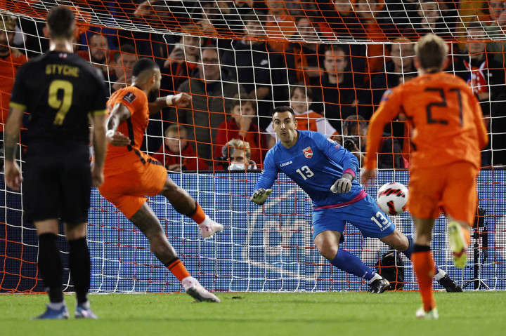 Di akhir babak pertama Depay kembali mencatatkan namanya di papan skor lewat eksekusi penalti setelah Julian Valarino melakukan handball. Skor 3-0 menutup babak pertama.