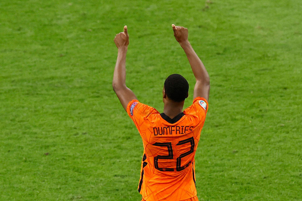 Selepas jeda, tim Oranje tetap menggempur pertahanan Gibraltar. Hasilnya pada menit ke-48, aksi Lang dari sisi kiri dituntaskan dengan sundulan Denzel Dumfries di depan gawang untuk membuat Belanda unggul 4-0.
