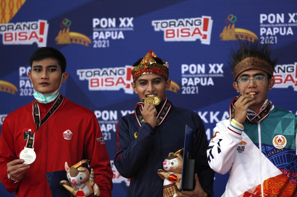 Pesilat Jawa Barat Asep Yuldan Sani berhasil merebut medali emas pada nomor seni tunggal putra cabang olahraga pencak silat Pekan Olahraga Nasional (PON) XX Papua. Ia berjaya setelah mengumpulkan 467 poin dengan catatan waktu tiga menit.
