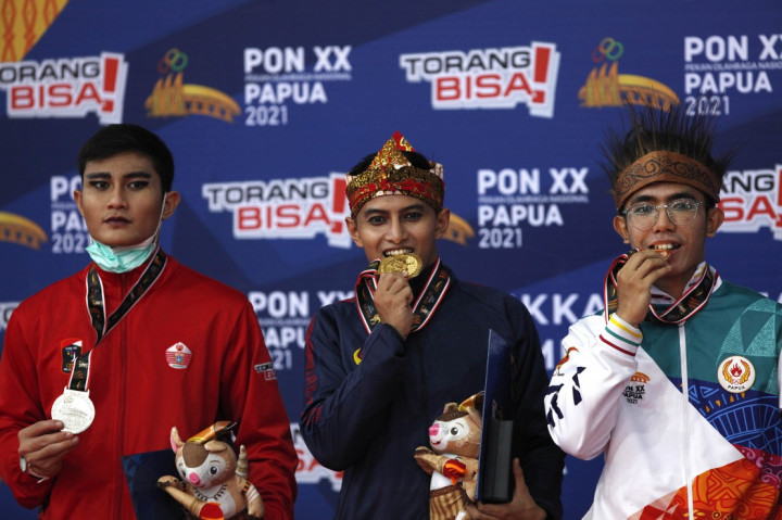 Pesilat Jawa Barat Asep Yuldan Sani berhasil merebut medali emas pada nomor seni tunggal putra cabang olahraga pencak silat Pekan Olahraga Nasional (PON) XX Papua. Ia berjaya setelah mengumpulkan 467 poin dengan catatan waktu tiga menit.