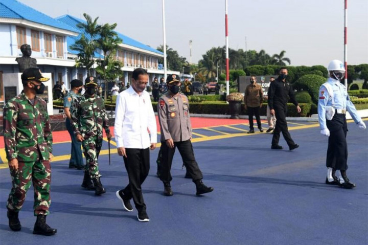 Kepala Negara bersama rombongan lepas landas melalui Pangkalan TNI AU Halim Perdanakusuma Jakarta sekitar pukul 08.00 WIB dengan menggunakan Pesawat Kepresidenan Indonesia-1.