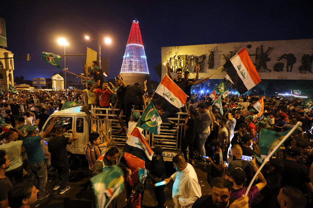 Partai ulama Syiah populer di Irak Moqtada al-Sadr menjadi pemenang terbesar dari kursi parlemen dalam pemilihan pada Minggu, 10 Oktober 2021. Para pendukung turun ke jalan untuk merayakan kemenangan tersebut.