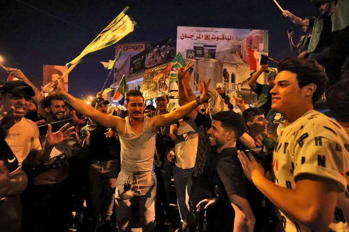 Berdasarkan hasil awal dari beberapa provinsi ditambah ibu kota Baghdad, partai al-Sadr memenangi lebih dari 70 kursi. Hasil itu dapat memberinya pengaruh yang cukup besar dalam membentuk pemerintahan.