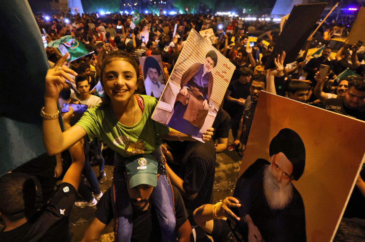 Dalam pidato kemenangan yang disiarkan televisi setempat, Sadr menjanjikan pemerintahan nasionalis yang bebas dari campur tangan pihak asing. 