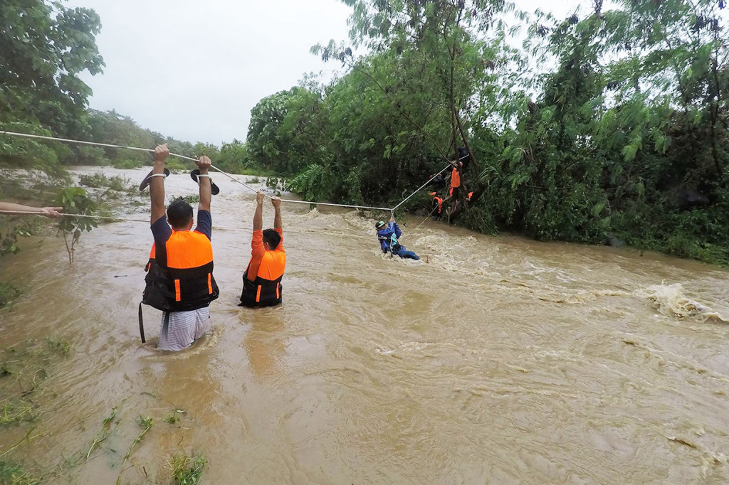 Sedikitnya sembilan orang meninggal dunia dan 11 lainnya hilang setelah hujan deras mengakibatkan banjir di beberapa wilayah Filipina dan memicu tanah longsor.