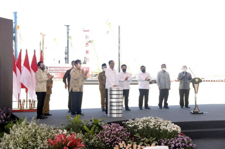 Presiden Joko Widodo melakukan groundbreaking pembangunan smelter PT Freeport Indonesia di Kawasan Ekonomi Eksklusif (KEK) Gresik, Kabupaten Gresik, Provinsi Jawa Timur, Selasa, 12 Oktober 2021.