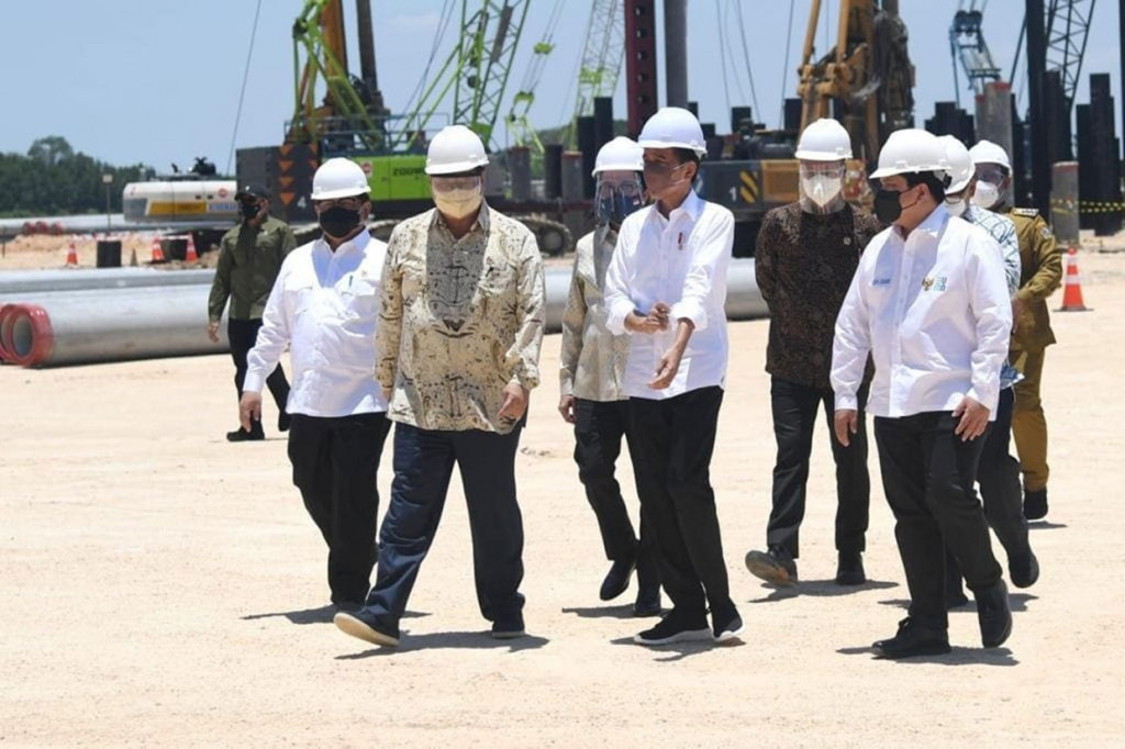 Karena itu, Presiden Jokowi mendorong setiap industri yang bergerak di pertambangan dan minerba untuk melakukan hilirisasi. Proses hilirisasi juga akan mendorong industri dalam negeri untuk lebih mandiri dan berkembang, karena tidak tergantung dengan kegiatan pengolahan tambang di negara lain.