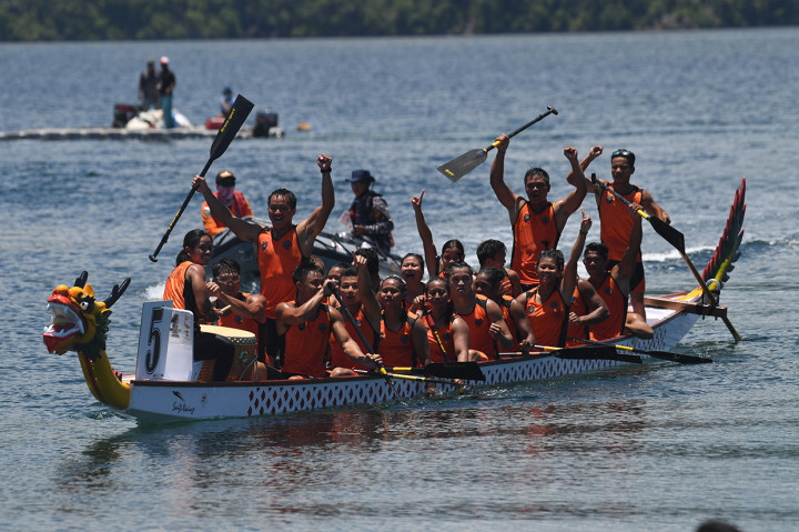 Tim Kalimantan Tengah meluapkan kegembiraan usai finis pertama dalam final Traditional Boat Race (TBR) 1000 meter campuran PON Papua di Teluk Youtefa, Jayapura, Papua, Selasa, 12 Oktober 2021.