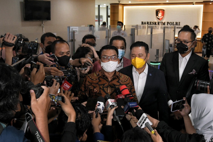 KSP Moeldoko melaporkan Egi Primayogha dan Miftah atas dugaan pencemaran nama baik terkait tuduhan pendistribusian obat antiparasit Ivermectin dan ekspor beras.