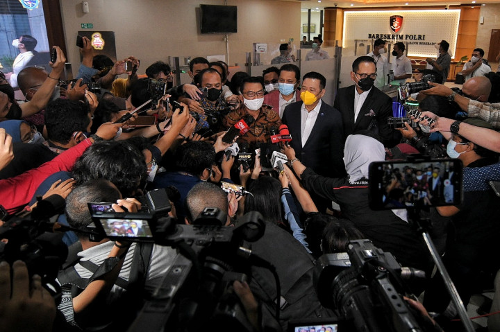 Kepala Staf Presiden (KSP) Moeldoko (tengah) saat memberi keterangan pers usai diperiksa terkait laporannya terhadap dua peneliti Indonesia Corruption Watch (ICW) di Bareskrim, Mabes Polri, Jakarta, Selasa, 12 Oktober 2021.