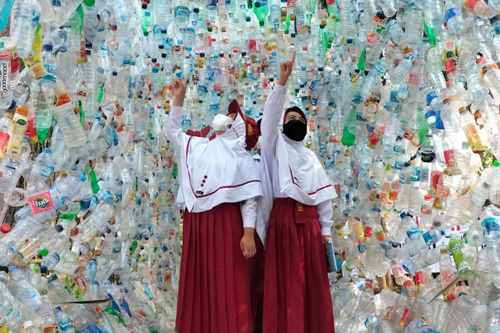 Banyak di antara pengunjung adalah anak-anak sekolah. Mereka mengunjungi Museum Plastik sekaligus belajar sejak dini untuk mencintai lingkungan dan tidak membuang sampah sembarangan.