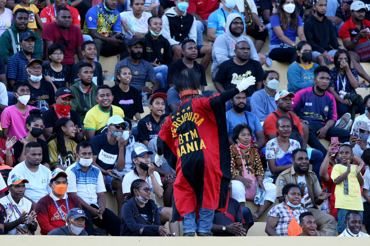 Penonton memadati pertandingan Semifinal Sepak Bola Putra PON Papua di Stadion Mandala, Kota Jayapura, Papua, Selasa, 12 Oktober 2021.