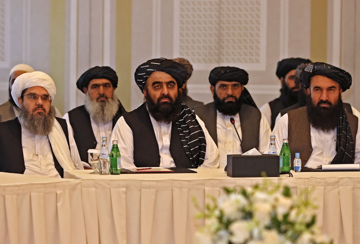 Delegasi Taliban Shahabuddin Delawar (kiri), Mullah Abdul Ghani Baradar, dan Khairullah Khairkhwa (kanan), bertemu diplomat asing di Doha, Qatar, Selasa, 12 Oktober 2021.