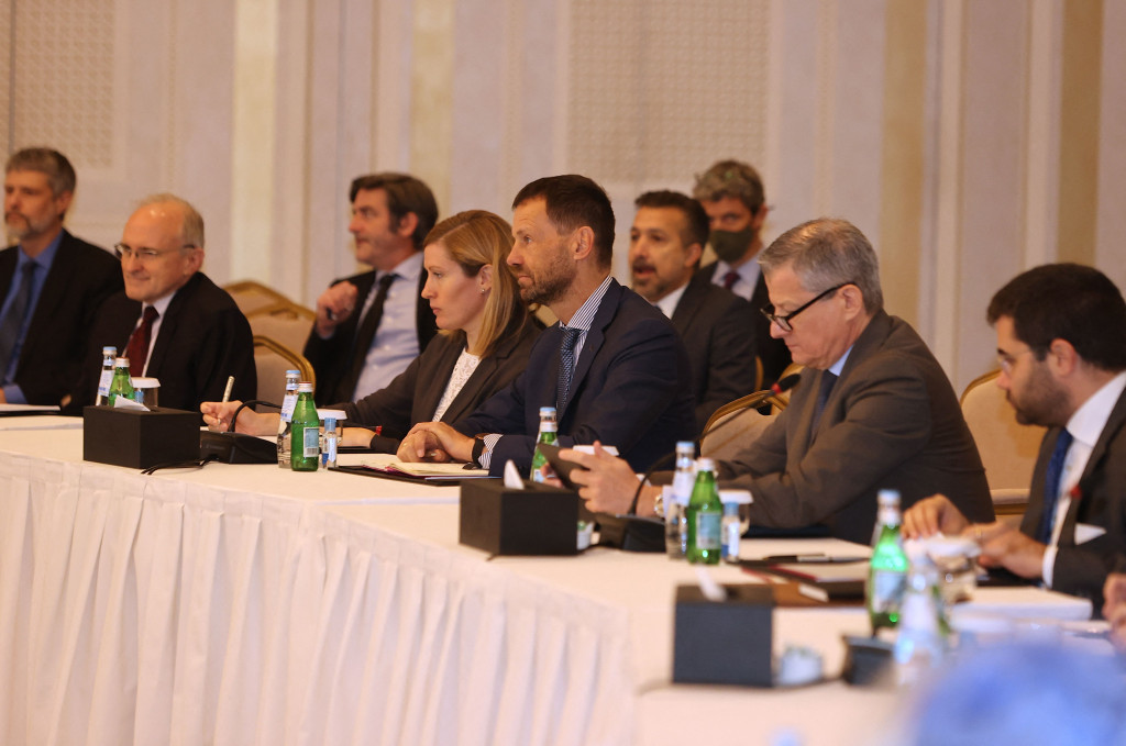 Taliban mengadakan pembicaraan dengan utusan Uni Eropa dan AS untuk mencari dukungan internasional.