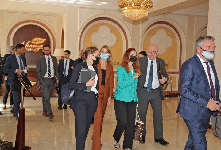 Diplomat asing tiba untuk pertemuan dengan delegasi Taliban di Doha, Qatar, Selasa, 12 Oktober 2021.