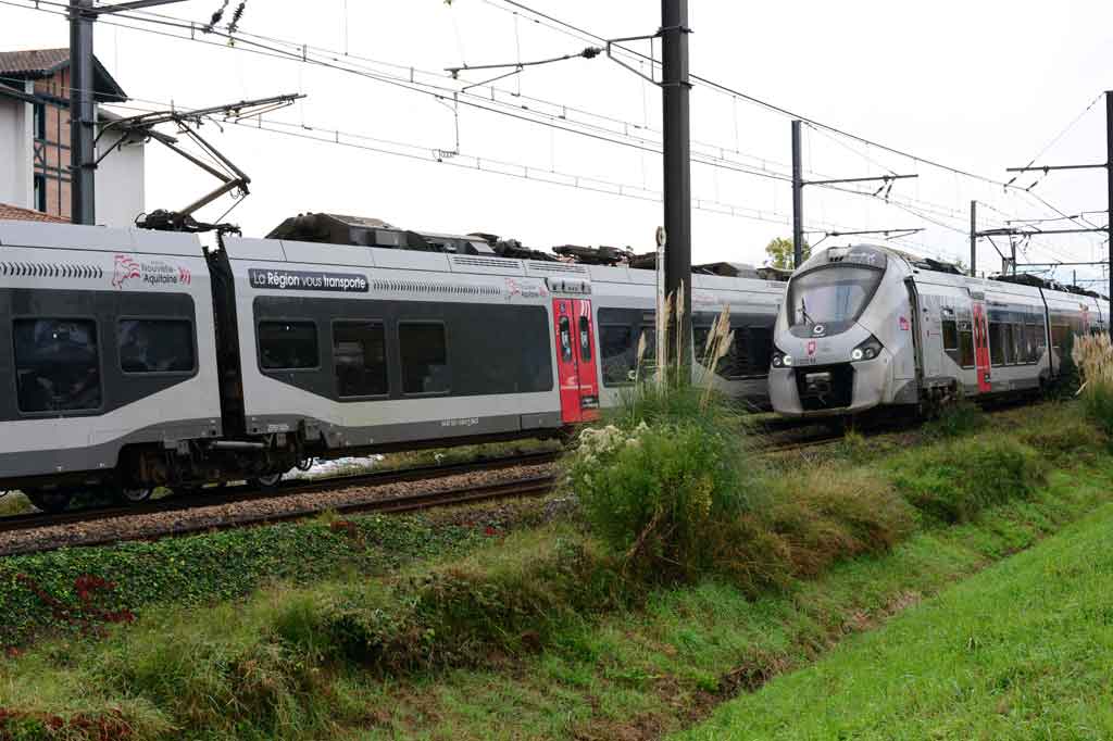 Kereta berhenti di dekat stasiun kereta Saint-Jean-de-Luz-Ciboure, di mana tiga orang tewas dan satu terluka parah setelah ditabrak kereta api di Saint-Jean-de-Luz, barat daya Prancis, pada Selasa, 12 Oktober 2021.