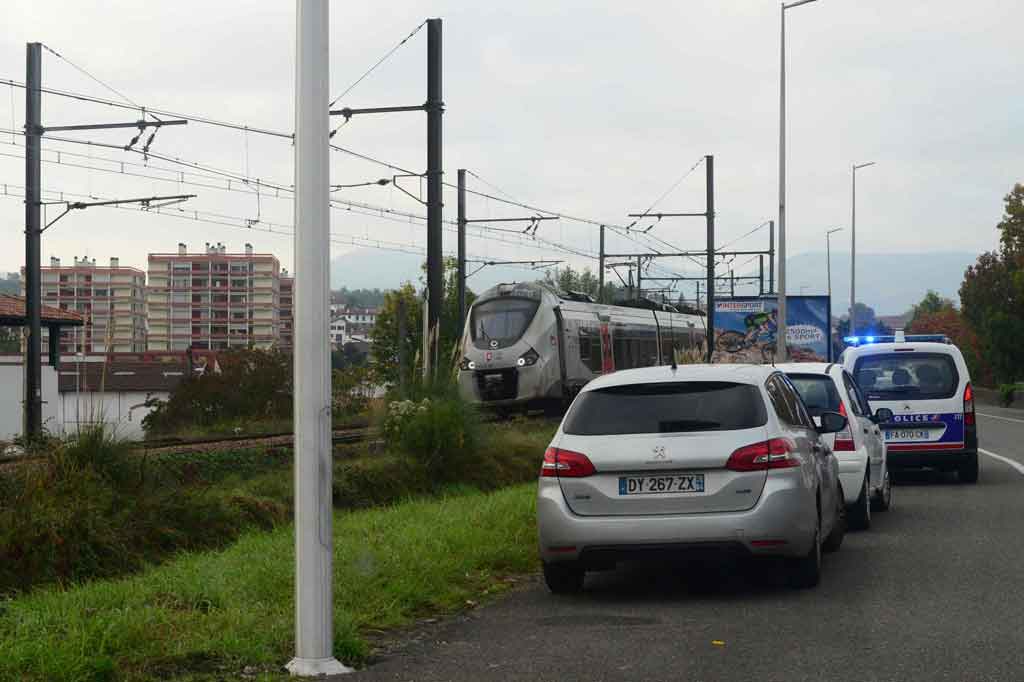 Dia mengatakan rem darurat kereta tidak akan cukup bagi pengemudi untuk menghindari empat pria, yang katanya adalah warga negara Aljazair berusia antara 21 dan 40 tahun. Bourrier mengatakan korban keempat telah melewati masa kritis dan akan menjalani operasi.
