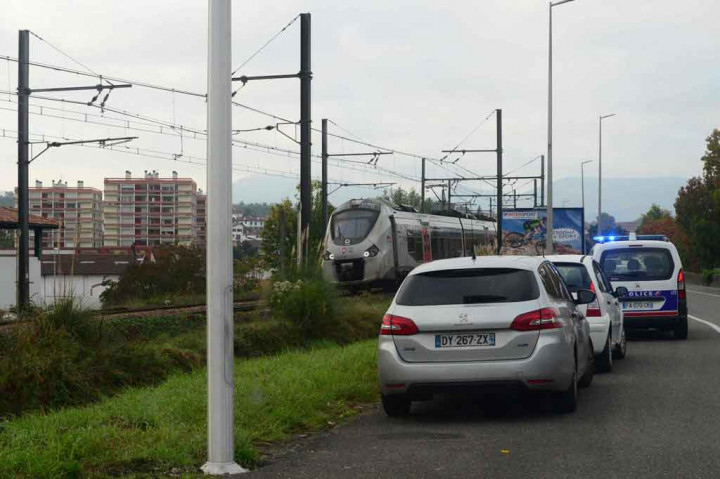 Dia mengatakan rem darurat kereta tidak akan cukup bagi pengemudi untuk menghindari empat pria, yang katanya adalah warga negara Aljazair berusia antara 21 dan 40 tahun. Bourrier mengatakan korban keempat telah melewati masa kritis dan akan menjalani operasi.