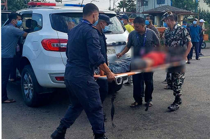 Bus itu melaju dari Distrik Banke selatan ke daerah Mugu dan diyakini membawa sedikitnya 45 orang. Banyak di antaranya mereka yang bepergian untuk merayakan festival Hindu Dashain.