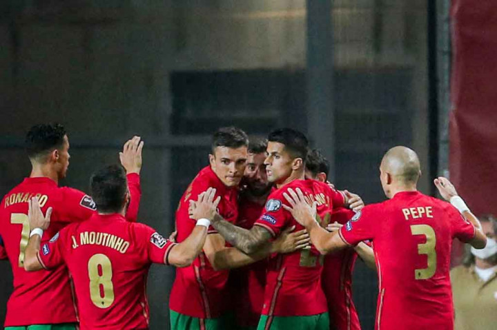 Portugal memperbesar keunggulan pada menit ke-17. Berawal dari umpan terobosan Bernardo Silva, bola diterima Bruno Fernandes yang kemudian melepaskan sepakan mendatar ke sudut kanan gawang Luksemburg yang tidak bisa dihalau Moris. Skor 3-0 bertahan hingga turun minum.