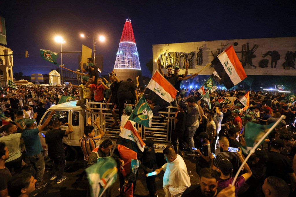 Partai ulama Syiah populer di Irak Moqtada al-Sadr menjadi pemenang terbesar dari kursi parlemen dalam pemilihan pada Minggu, 10 Oktober 2021. Para pendukung turun ke jalan untuk merayakan kemenangan tersebut.