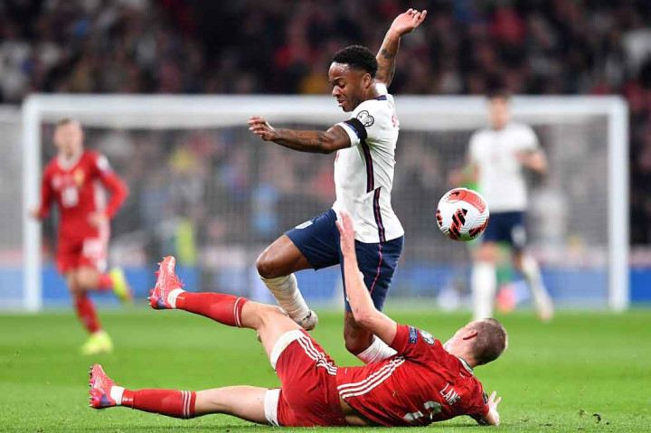 Bermain di kandang sendiri, Inggris langsung menekan Hungaria saat babak pertama dimulai. Inggris tampil dominan selama 20 menit, tetapi mereka sulit menembus pertahanan rapat dari Hungaria.