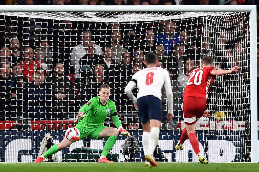 Petaka menimpa Inggris pada menit ke-23 setelah Luke Shaw melanggar Loic Nego di dalam kotak penalti. Wasit kemudian menunjuk titik putih. Eksekusi penalti Rolland Sallai berhasil mengecoh kiper Jordan Pickford untuk membawa Hungaria unggul 1-0.