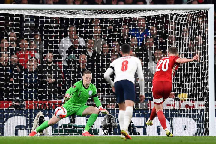 Petaka menimpa Inggris pada menit ke-23 setelah Luke Shaw melanggar Loic Nego di dalam kotak penalti. Wasit kemudian menunjuk titik putih. Eksekusi penalti Rolland Sallai berhasil mengecoh kiper Jordan Pickford untuk membawa Hungaria unggul 1-0.