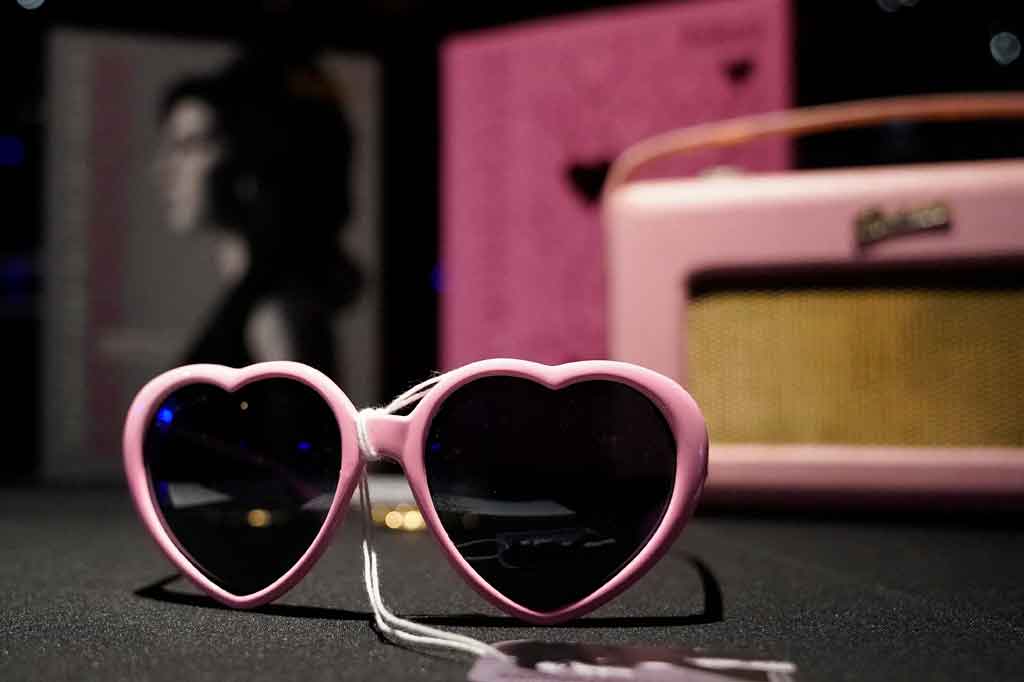 Sebagian besar gaun Winehouse secara umum dihargai USD2 ribu hingga USD4 ribu. Tawaran pembukaan untuk sabuk, parfum, sepatu, sandal balet, gitar, dan drum kit mulai dari USD50-100.  