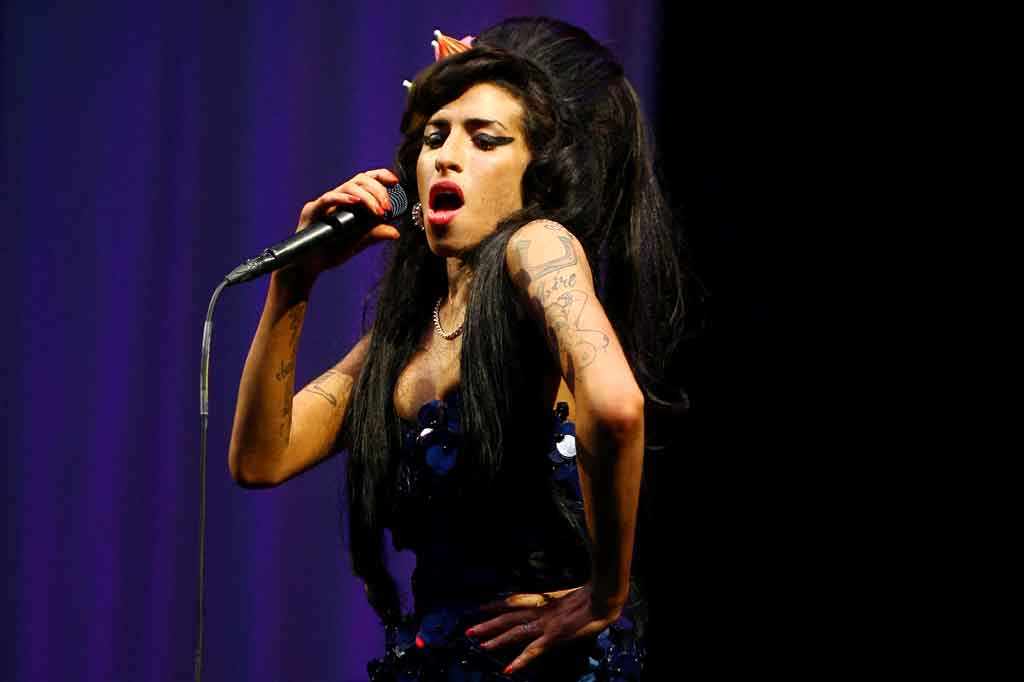 Winehouse menjadi artis ikonis dengan penampilannya yang unik, perilakunya yang menarik perhatian, dan musik jazz. Dia merilis dua album studio, Frank dan Back to Black. Dia meninggal karena keracunan alkohol pada usia 27 tahun pada Juli 2011.
