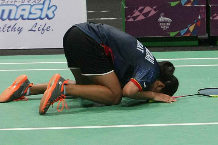 Pebulu tangkis tunggal putri Jawa Barat Saifi Riska bersujud seusai mengalahkan pebulutangkis putri Bali Komang Ayu pada pertandingan final tunggal putri PON XX Papua di GOR Waringin Kotaraja, Kota Jayapura, Papua, Rabu, 13 Oktober 2021.