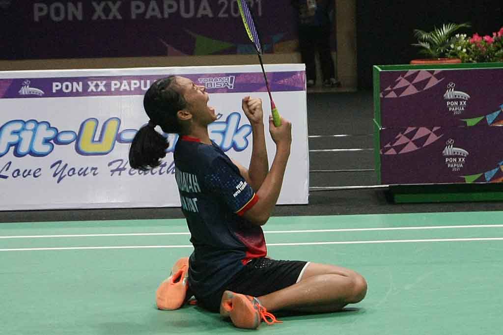 Saifi Riska Nurhidayah menyumbangkan emas untuk Jawa Barat setelah berhasil mengatasi perlawanan sengit tunggal putri Bali, Komang Ayu Dewi, dalam drama rubber game yang berakhir dengan skor 8-21, 21-17, 21-18.