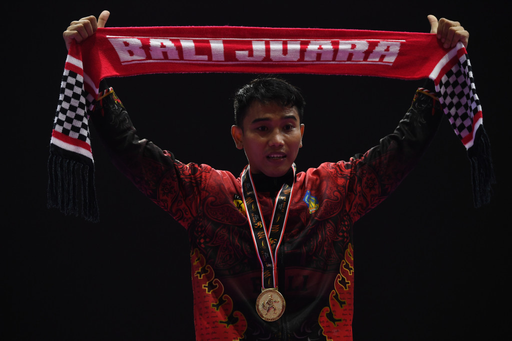 Karateka Bali I Kadek Krisna Dwi menunjukkan medali emas yang diperoleh dari karate nomor kumite putra -60 kg PON Papua di Jayapura, Papua.