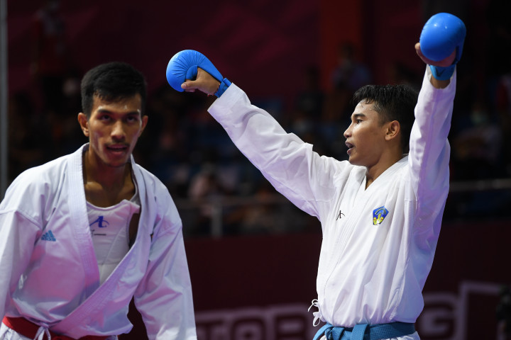 Karateka Bali I Kadek Krisna Dwi (kanan) meluapkan kegembiraan usai meraih poin saat melawan karateka Sumatera Barat Millio Oner dalam final karate kumite putra -60 kg PON Papua di Jayapura, Papua, Rabu 13 Oktober 2021.