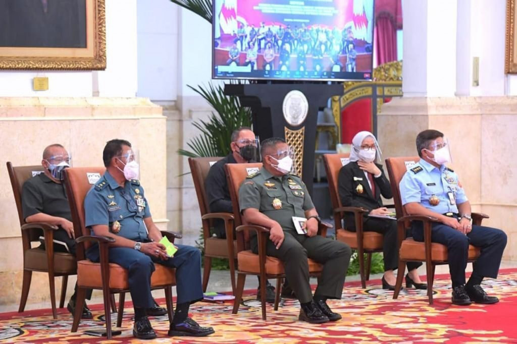 Turut hadir mendampingi Presiden dalam pengarahan tersebut antara lain Menteri Koordinator Bidang Pembangunan Manusia dan Kebudayaan Muhadjir Effendy dan Gubernur Lembaga Ketahanan Nasional (Lemhannas) Agus Widjojo.