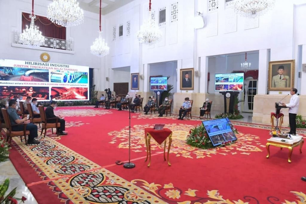 Jokowi mengatakan, selain dapat menghasilkan produk yang memiliki nilai tambah, Indonesia juga harus mengombinasikan antara pemanfaatan kekayaan alam dengan kearifan dan teknologi yang melestarikan.