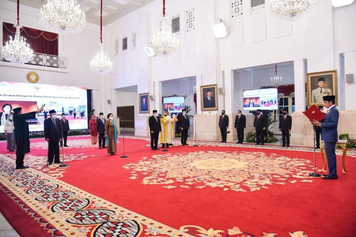 Presiden Joko Widodo melantik Dewan Pengarah Badan Riset dan Inovasi Nasional (BRIN), di Istana Negara, Jakarta, Rabu, 13 Oktober 2021. 